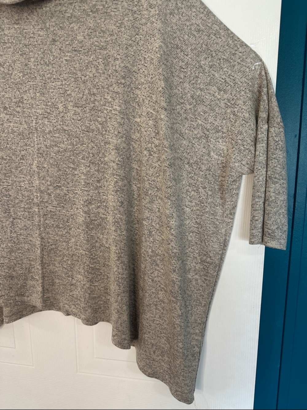 EUC Relaxed Funnel Neck Women's Sweater in Heather Light Gray & Cream - Picture 5 of 7